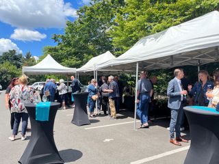 Photo des participants au cocktail déjeunatoire, sur le parking de l'UDAF d'Indre-et-Loire